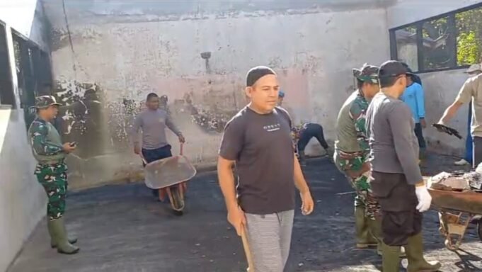 Pasca Kebakaran, Sinergi TNI–Polri, Guru dan Masyarakat Bersihkan SDN 5 Kutamakmur