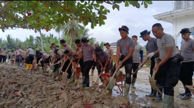 Brimob Aceh dan Brimob Banten Gotong Royong Bersihkan Mesjid Di Aceh Utara