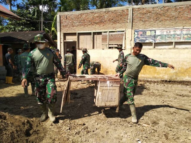 TNI AD Turun Langsung, Sekolah Terendam Lumpur di Tanah Jambo Aye Mulai Bangkit