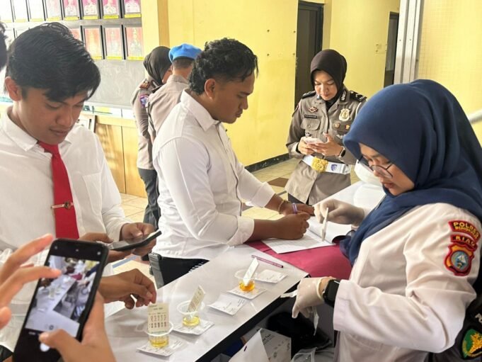 Bersih-bersih dari Narkoba, Seluruh Personel Polres Bengkalis Hingga Polsek Jajaran Secara Serentak Melaksanakan Tes Urine