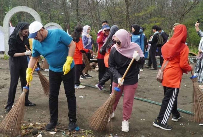 DLH Gelar Gerakan Tegal Bebersih di Pantai Alam Indah, Begini Pesan Wali Kota