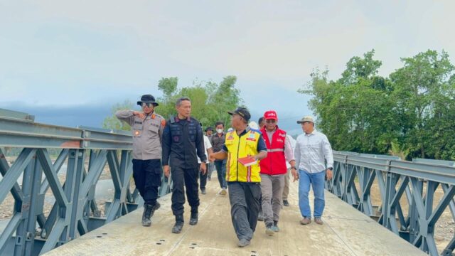 Kapolres Lhokseumawe dan Dansatgas Brimob Cek Jembatan Bailey Sawang, Motor Masih Bisa Melintas