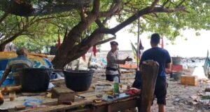 Patroli Dialogis Sat Polairud di Pesisir Pusong Baru, Imbau Nelayan Waspada Cuaca dan Jaga Kamtibmas