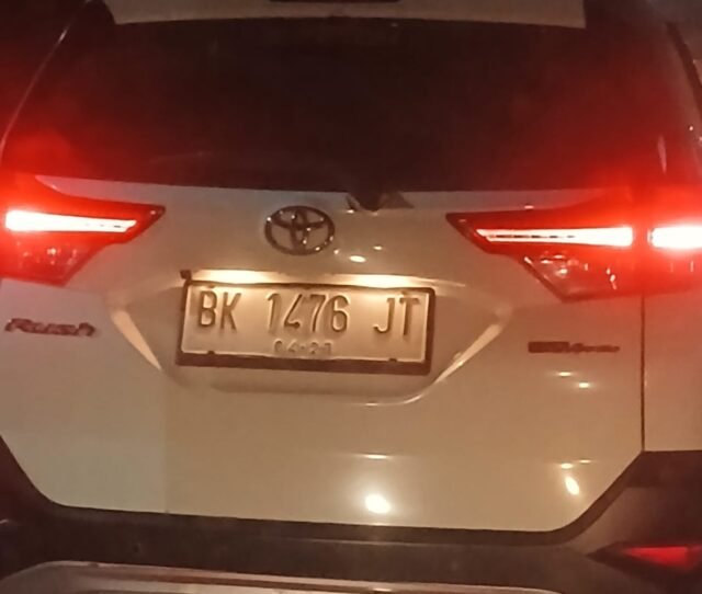 Pengemudi Toyota Rush BK 1476 JT Nyaris Picu Kecelakaan Diduga Berkendara Tidak Tertib