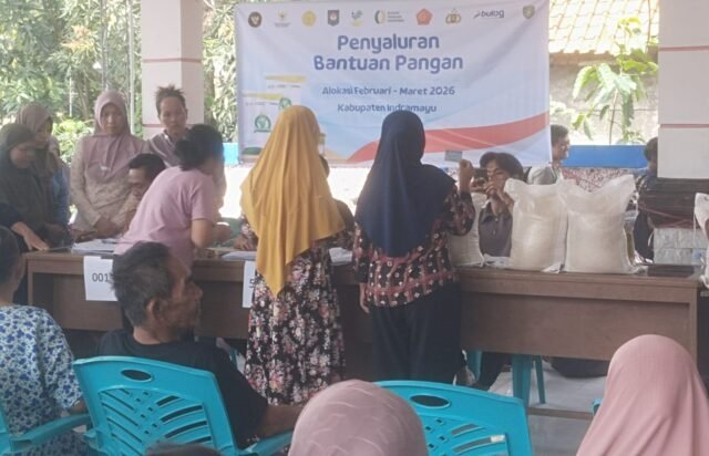 Sebanyak 1050 KPM Desa Telukagung Terima Bantuan Pangan Dari KCP Bulog Indramayu
