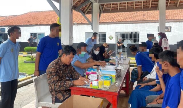 Pastikan Warga Binaan Tetap Sehat, Tim Medis Lapas Indramayu Jemput Bola ke Blok Hunian