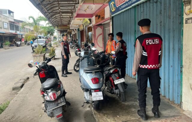 Patroli di Kawasan Pertokoan dan Pasar, Sat Samapta Polres Lhokseumawe Ciptakan Rasa Aman bagi Pedagang dan Pembeli