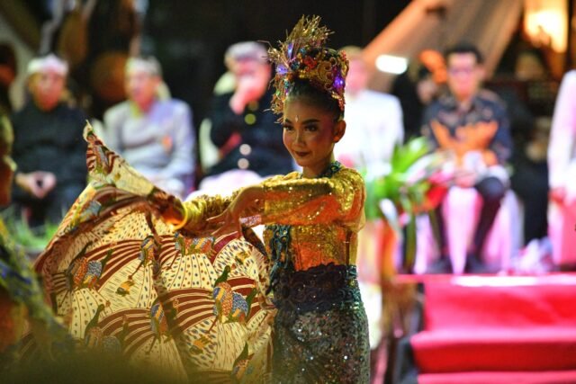 Putri-putri Cantik dan Pengawal Kerajaan Memukau Penonton Kirab Budaya di Cirebon