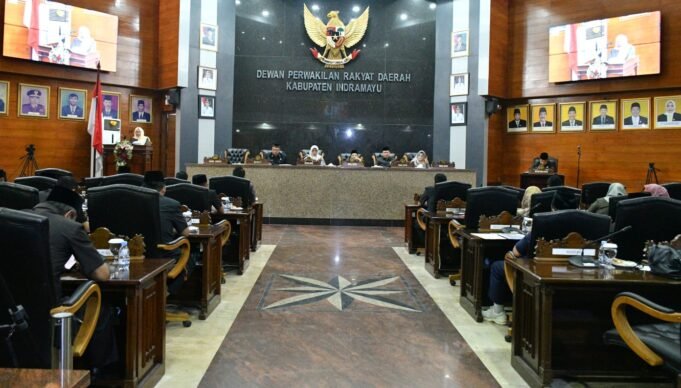 Rapat Paripurna DPRD Indramayu Bahas Pandangan Umum Fraksi atas Dua Raperda