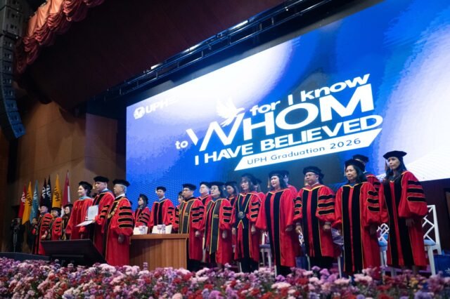 Siaran Pers - UPH Lantik dan Utus Lebih dari 4.000 Lulusan serta Anugerahkan Gelar Doktor Honoris Causa bagi Pelopor Pendidikan Papua (2)