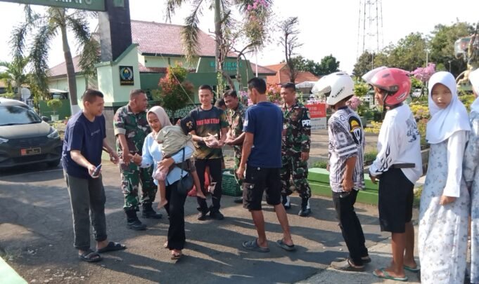 Wujud Kepedulian Sosial, Kodim 0616/Indramayu Bagikan Daging Kurban kepada Warga Sekitar