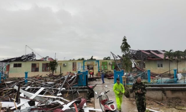 Angin Puting Beliung Hantam Sekolah di Api-Api, Warga Gotong Royong Bersihkan Puing