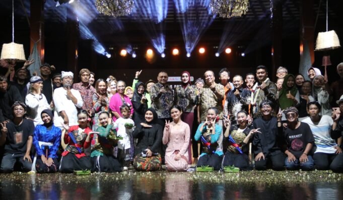 Duta Seni Kota Tegal Pentaskan “Seminggah Sing Adoh” di TMII, Angkat Nilai Syukur dan Kearifan Pesisir