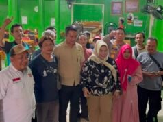 Kabid Humas Polda Metro Jaya Dengarkan Keluhan Warga Bekasi dan Bagikan Sembako di Cikarang Barat