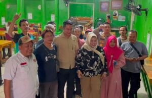 Kabid Humas Polda Metro Jaya Dengarkan Keluhan Warga Bekasi dan Bagikan Sembako di Cikarang Barat