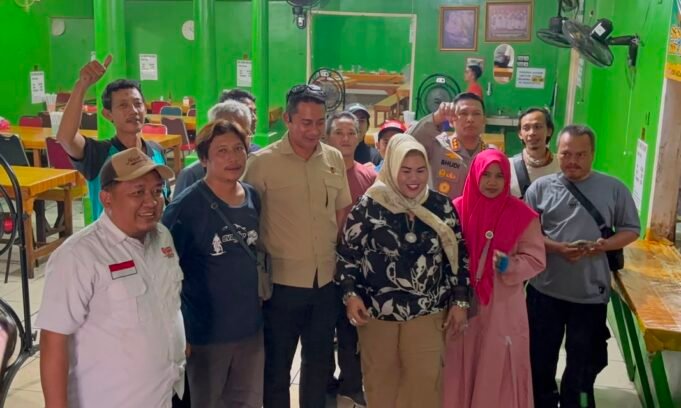 Kabid Humas Polda Metro Jaya Dengarkan Keluhan Warga Bekasi dan Bagikan Sembako di Cikarang Barat