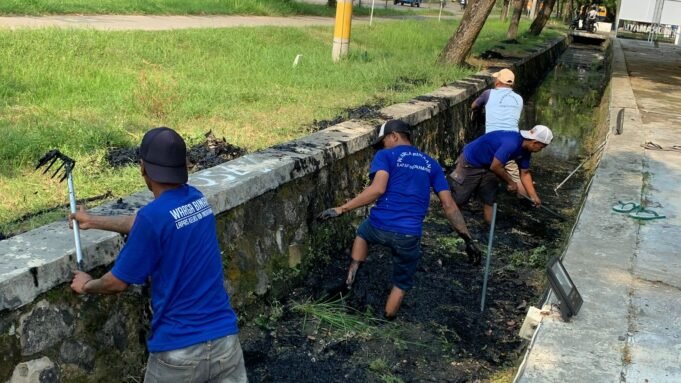 Lapas Indramayu Libatkan WBP dalam Aksi Bersih Lingkungan Bersama DLH