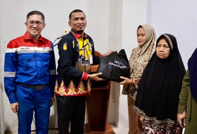 Peduli Masyarakat Sekitar Operasi, PHR Salurkan 400 Paket Sembako Murah ke 4 Desa di Kecamatan Pinggir Bengkalis