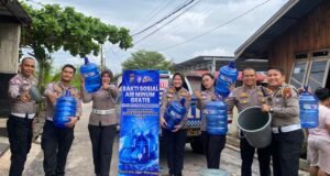 Sambut HUT Bhayangkara ke-80, Satlantas Polres Bengkalis Salurkan 100 Galon Air Bersih Gratis ke Warga Pesisir