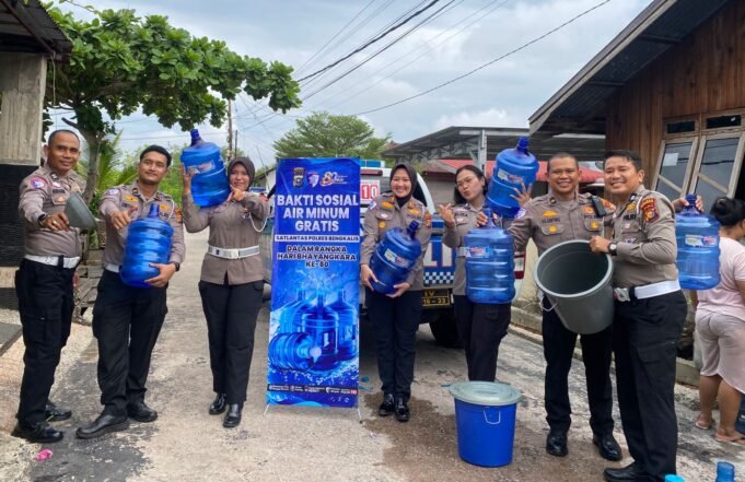 Sambut HUT Bhayangkara ke-80, Satlantas Polres Bengkalis Salurkan 100 Galon Air Bersih Gratis ke Warga Pesisir