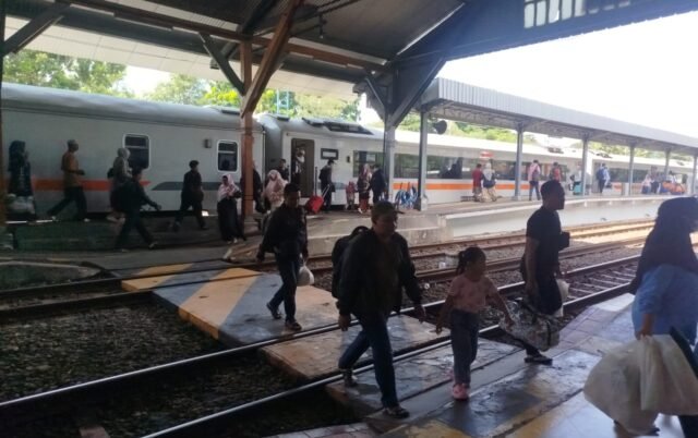 Terlihat penumpang turun di Stasiun Tegal bersama keluarga menikmati liburan