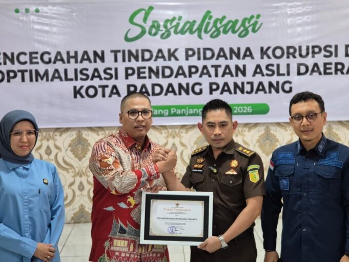 Walikota Padang Panjang Beri Apresiasi dan Penghargaan Ke Kejari Padang Panjang
