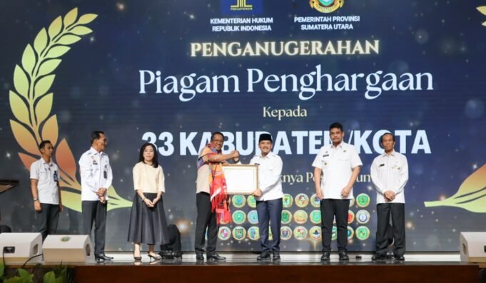 Wali Kota Tebing Tinggi Terima Penghargaan Dari Kementerian Hukum RI