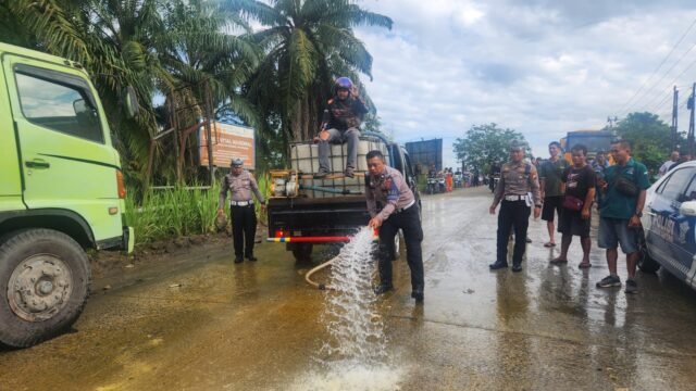 4 Unit Truk Fuso Tangki Alami Kecelakaan Beruntun di Jalan Lintas Pekanbaru - Duri, CPO Tumpah ke Jalan