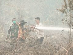 Camat Mandau dan Lurah Pematang Pudu Tinjau Lokasi Karhutla di Jalan Tegar, Libatkan Helikopter Water Bombing