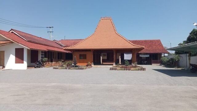 Dengan Minim Kucuran Anggaran Dari Pemerintah Pusat Maupun Daerah Mampu Menyulap Bangunan Balai Desanya Menyerupai Bangunan Istana