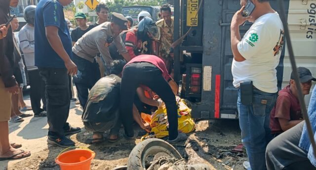 Keluarga Empat Orang Tertabrak Truk, Ibu dan Bayi Meninggal Dunia
