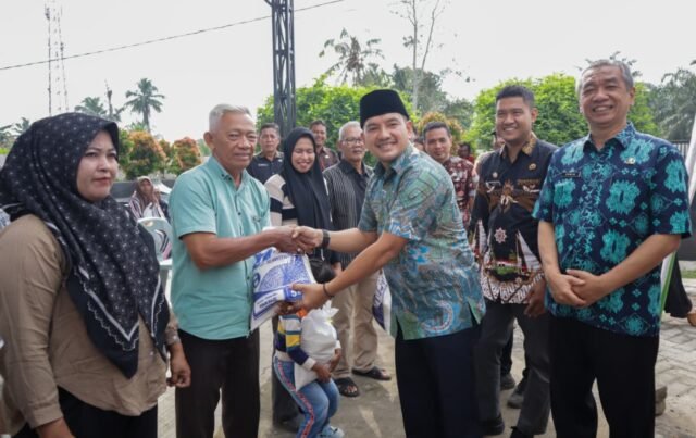 Pastikan Tepat Sasaran, Wali Kota Tebing Tinggi Tinjau Penyaluran Bantuan Beras Tahap Pertama