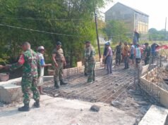 Gotong Royong Wujudkan Jembatan Beton Garuda, Kodim 0616/Indramayu Bersama Warga Percepat Akses Penghubung Desa