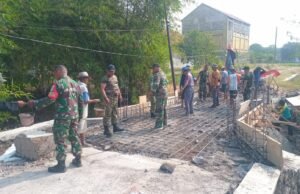 Gotong Royong Wujudkan Jembatan Beton Garuda, Kodim 0616/Indramayu Bersama Warga Percepat Akses Penghubung Desa
