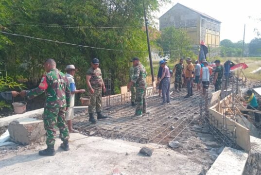 Gotong Royong Wujudkan Jembatan Beton Garuda, Kodim 0616/Indramayu Bersama Warga Percepat Akses Penghubung Desa