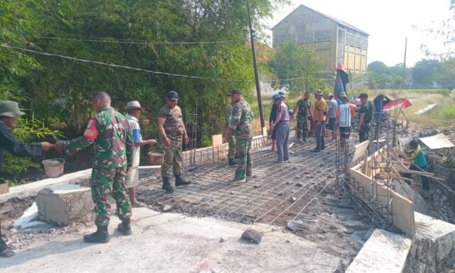 Gotong Royong Wujudkan Jembatan Beton Garuda, Kodim 0616/Indramayu Bersama Warga Percepat Akses Penghubung Desa