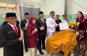 Kelahiran Bayi Spesial di Hari Kemerdekaan ke-81, Wali Kota Serahkan Langsung Dokumen Kependudukan