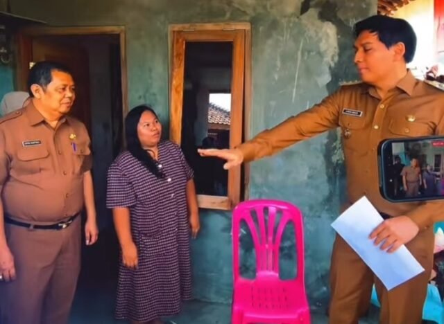 Pemkab Indramayu Bedah 2.200 Rutilahu, Bupati Lucky Hakim Serahkan Bantuan Langsung di Bojongsari dan Babadan