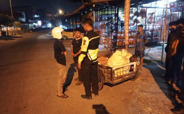 Pengendara Motor Revo Kritis Usai Tabrak Becak Parkir di Jalan Jenderal Sudirman Duri