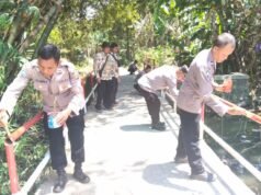 Polsek Arjawinangun Gelar Bakti Sosial, Percantik Jembatan dengan Nuansa Merah Putih Sambut HUT RI ke-81