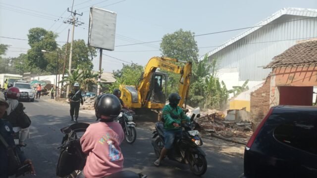 317 Bangunan Liar di Sepanjang Jalan Antasari Cirebon Ditertibkan