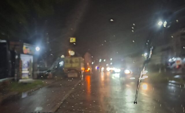 Antrean Truk Mengular Hingga ke Jalan