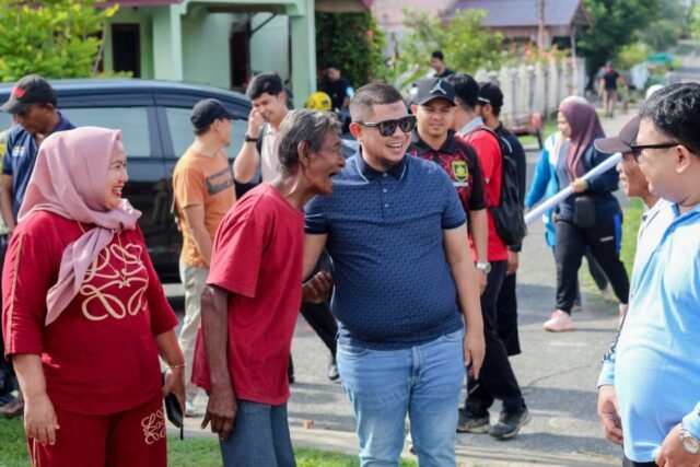 Camat Mandau Bersama Warga Gotong Royong di Lokasi Kebakaran