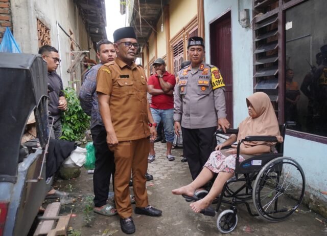 Kapolres Lhokseumawe Bantu Kursi Roda dan Sembako untuk Lansia Lumpuh di Pusong Baru