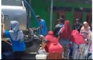 Kemarau Ekstrim PMT dan Kharisma Family, Salurkan Bantuan 10 Tanki Air Bersih untuk Warga Desa Karang Malang