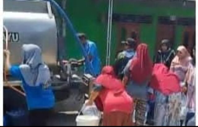 Kemarau Ekstrim PMT dan Kharisma Family, Salurkan Bantuan 10 Tanki Air Bersih untuk Warga Desa Karang Malang